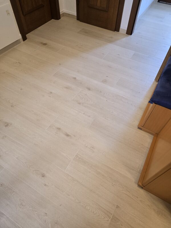 Feinsteinzeug in Holzoptik